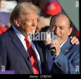 Bulter, États-Unis. 05 octobre 2024. Le chanteur Lee Greenwood se joint à l’ancien président et candidat républicain Donald Trump au Bulter Farm Show Grounds le samedi 5 octobre 2024. Photo par Archie Carpenter/UPI. Crédit : UPI/Alamy Live News Banque D'Images