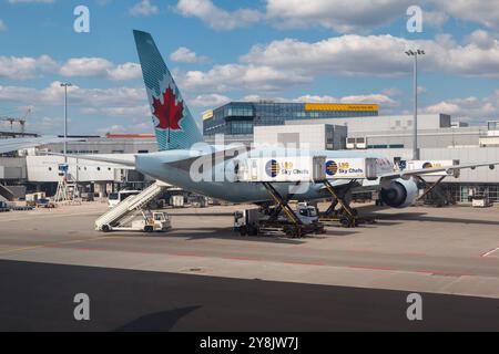 Avions stationnés à Fingers à l'aéroport de Francfort (flughafen), l'un des plus grands d'Europe, Allemagne Banque D'Images