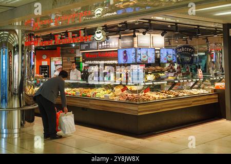 Un magasin typique allemand de nourriture et de bretzels à l'intérieur de l'aéroport de Francfort (flughafen), l'un des plus grands d'Europe, l'Allemagne Banque D'Images