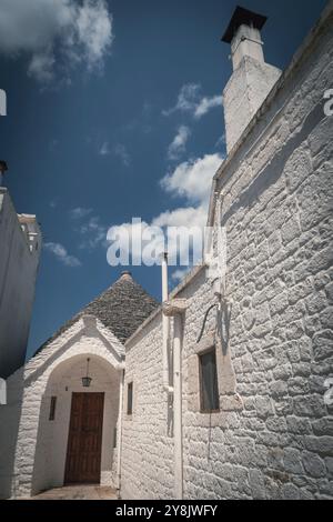 Le trulli typique d'Alberobello. Maisons médiévales en pierre blanche créées pour protéger de la chaleur de l'été du sud de l'italie. Banque D'Images