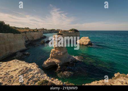 Les piles Sant Andrea, Faraglioni, dans le Salento, Pouilles, Italie Banque D'Images