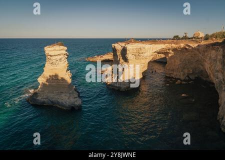 Les piles Sant Andrea, Faraglioni, dans le Salento, Pouilles, Italie Banque D'Images