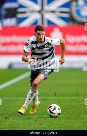 Sandhausen, Deutschland. 05 octobre 2024. Sebastian Stolze (SVS, 36), Am Ball, Freisteller, Ganzkörper, Einzelbild, Einzelfoto, Aktion, action, 05.10.2024, Sandhausen (Deutschland), Fussball, 3. LIGA, SV SANDHAUSEN - SV WALDHOF MANNHEIM, DFB/DFL LA RÉGLEMENTATION INTERDIT TOUTE UTILISATION DE PHOTOGRAPHIES COMME SÉQUENCES D'IMAGES ET/OU QUASI-VIDÉO. Crédit : dpa/Alamy Live News Banque D'Images