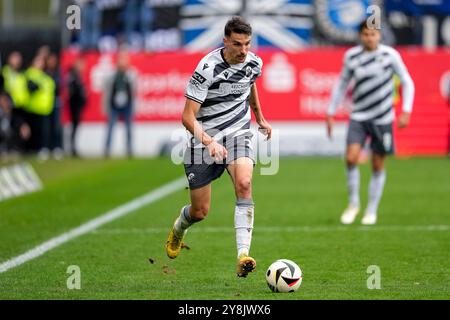 Sandhausen, Deutschland. 05 octobre 2024. Sebastian Stolze (SVS, 36), Am Ball, Freisteller, Ganzkörper, Einzelbild, Einzelfoto, Aktion, action, 05.10.2024, Sandhausen (Deutschland), Fussball, 3. LIGA, SV SANDHAUSEN - SV WALDHOF MANNHEIM, DFB/DFL LA RÉGLEMENTATION INTERDIT TOUTE UTILISATION DE PHOTOGRAPHIES COMME SÉQUENCES D'IMAGES ET/OU QUASI-VIDÉO. Crédit : dpa/Alamy Live News Banque D'Images