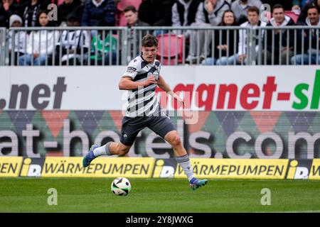 Sandhausen, Deutschland. 05 octobre 2024. Richard Meier (SVS, 9), Am Ball, Freisteller, Ganzkörper, Einzelbild, Einzelfoto, Aktion, action, 05.10.2024, Sandhausen (Deutschland), Fussball, 3. LIGA, SV SANDHAUSEN - SV WALDHOF MANNHEIM, DFB/DFL LA RÉGLEMENTATION INTERDIT TOUTE UTILISATION DE PHOTOGRAPHIES COMME SÉQUENCES D'IMAGES ET/OU QUASI-VIDÉO. Crédit : dpa/Alamy Live News Banque D'Images