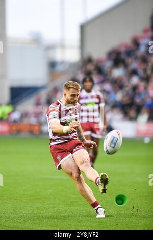 Wigan, Angleterre - 5 novembre 2024 - Adam Keighran de Wigan Warriors Kicks. Rugby League Betfred Super League, Wigan Warriors vs Leigh Leopards au Brick Community Stadium, Wigan, Royaume-Uni Dean Williams Banque D'Images