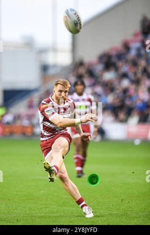 Wigan, Angleterre - 5 novembre 2024 - Adam Keighran de Wigan Warriors Kicks. Rugby League Betfred Super League, Wigan Warriors vs Leigh Leopards au Brick Community Stadium, Wigan, Royaume-Uni Dean Williams Banque D'Images