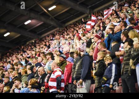 Wigan, Angleterre - 5 novembre 2024 - fans de Wigan Warriors. Rugby League Betfred Super League, Wigan Warriors vs Leigh Leopards au Brick Community Stadium, Wigan, Royaume-Uni Dean Williams Banque D'Images