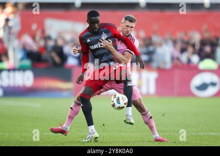 Toronto, Canada. 05 octobre 2024. Prince Osei Owusu #99 du Toronto FC et Serhiy Kryvtsov #27 de l’Inter Miami CF s’affrontent pour le ballon lors de la deuxième moitié d’un match de soccer de la MLS à Toronto, le samedi 5 octobre 2024. (Photo de Michael Chisholm/Sipa USA) crédit : Sipa USA/Alamy Live News Banque D'Images