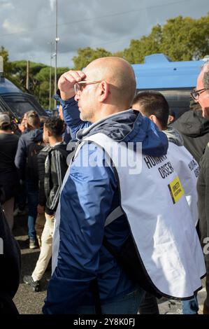 Rome, Italie. 5 octobre 2024. Un observateur d’Amnesty International scanne la place pendant la manifestation pro-palestinienne deux jours avant l’anniversaire du 7 octobre à Rome. Des milliers de personnes de Rome et de diverses régions d'Italie ont participé à la manifestation pro-palestinienne deux jours avant l'anniversaire du 7 octobre malgré l'interdiction de manifestation émise par le quartier général de la police de Rome. Crédit : ZUMA Press, Inc/Alamy Live News Banque D'Images