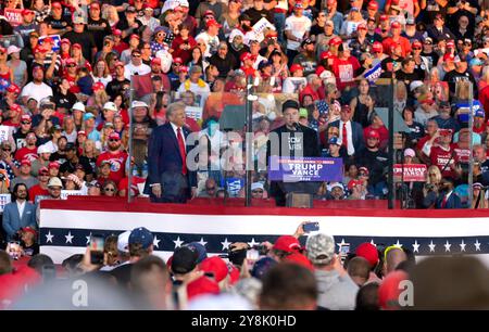 Bulter, États-Unis. 05 octobre 2024. Elon Musk, fondateur, PDG et ingénieur en chef de SpaceX, se joint à l’ancien président Donald Trump au Bulter Farm Show Grounds pour un rassemblement le samedi 5 octobre 2024. Photo par Archie Carpenter/UPI. Crédit : UPI/Alamy Live News Banque D'Images