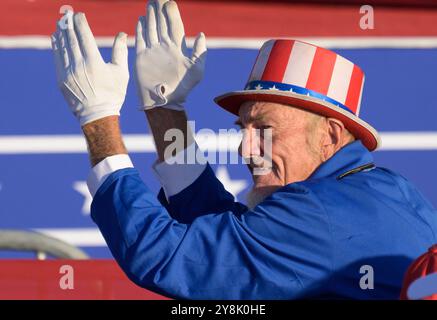 Bulter, États-Unis. 05 octobre 2024. Un partisan de l'ancien président Donald Trump s'habille en oncle Sam lors du rassemblement au Bulter Farm Show Grounds le samedi 5 octobre 2024. Photo par Archie Carpenter/UPI. Crédit : UPI/Alamy Live News Banque D'Images