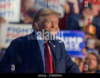 Bulter, États-Unis. 05 octobre 2024. L’ancien président Donald Trump sourit alors qu’il s’adresse à la foule au Bulter Farm Show le samedi 5 octobre 2024. Photo par Archie Carpenter/UPI. Crédit : UPI/Alamy Live News Banque D'Images