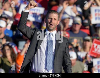 Bulter, États-Unis. 05 octobre 2024. Eric Trump fait la vague à la foule au Bulter Farm Show Grounds avant l’arrivée de l’ancien président Donald Trump le samedi 5 octobre 2024. Photo par Archie Carpenter/UPI. Crédit : UPI/Alamy Live News Banque D'Images