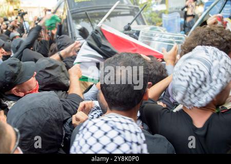 Rome, Italie. 5 octobre 2024. Des manifestants attaquent les forces de sécurité lors d'une manifestation pro-palestinienne deux jours avant l'anniversaire du 7 octobre à Rome. Des milliers de personnes de Rome et de diverses régions d'Italie ont participé à la manifestation pro-palestinienne deux jours avant l'anniversaire du 7 octobre malgré l'interdiction de manifestation émise par le quartier général de la police de Rome. Crédit : ZUMA Press, Inc/Alamy Live News Banque D'Images