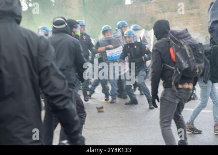 Rome, Italie. 5 octobre 2024. Des agents des forces de l'ordre en tenue anti-émeute accusent des manifestants agressifs lors de la manifestation pro-palestinienne deux jours avant l'anniversaire du 7 octobre à Rome. Des milliers de personnes de Rome et de diverses régions d'Italie ont participé à la manifestation pro-palestinienne deux jours avant l'anniversaire du 7 octobre malgré l'interdiction de manifestation émise par le quartier général de la police de Rome. Crédit : ZUMA Press, Inc/Alamy Live News Banque D'Images