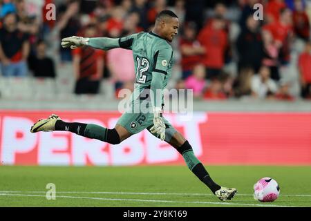Curitiba, Brésil. 05 octobre 2024. Le gardien de but John Victor de Botafogo, frappe le ballon lors du match entre Athletico Paranaense et Botafogo, pour la Serie A 2024 brésilienne, au Ligga Arena Stadium, à Curitiba le 05 octobre 2024. Photo : Heuler Andrey/DiaEsportivo/Alamy Live News crédit : DiaEsportivo/Alamy Live News Banque D'Images