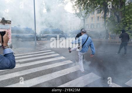 Rome, Italie. 5 octobre 2024. Affrontements entre manifestants et policiers lors de la manifestation pro-palestinienne à Piazzale Ostiense à Rome, à l’occasion de l’anniversaire des attaques du Hamas le 7 octobre 2023 (image crédit : © Matteo Nardone/Pacific Press via ZUMA Press Wire) USAGE ÉDITORIAL SEULEMENT ! Non destiné à UN USAGE commercial ! Banque D'Images