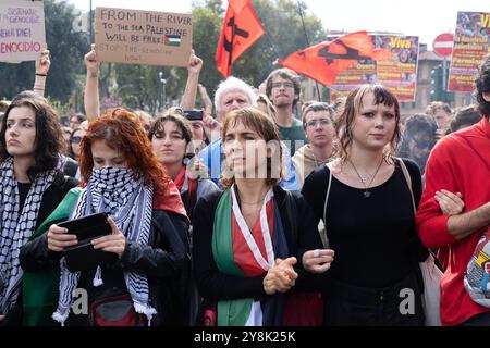 Rome, Italie. 5 octobre 2024. Manifestation à Piazzale Ostiense à Rome pour soutenir le peuple palestinien à l'occasion de l'anniversaire de l'attaque du Hamas du 7 octobre 2023 (crédit image : © Matteo Nardone/Pacific Press via ZUMA Press Wire) USAGE ÉDITORIAL SEULEMENT! Non destiné à UN USAGE commercial ! Banque D'Images