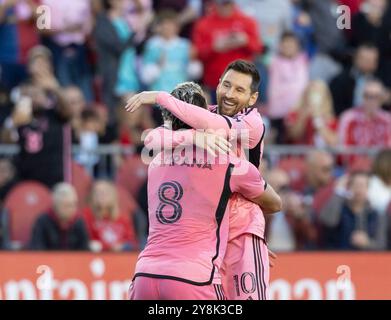 Toronto, Canada. 5 octobre 2024. Leo Campana (avant) de l’Inter Miami CF célèbre avoir marqué avec son coéquipier Lionel Messi lors du match de la Ligue majeure de soccer (MLS) 2024 entre le Toronto FC et l’Inter Miami CF au BMO Field à Toronto, Canada, le 5 octobre 2024. Crédit : Zou Zheng/Xinhua/Alamy Live News Banque D'Images