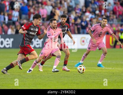 Toronto, Canada. 5 octobre 2024. Lionel Messi (2e l) de l'Inter Miami CF lutte pour le ballon lors du match de football de la Ligue majeure (MLS) 2024 entre Toronto FC et Inter Miami CF au BMO Field à Toronto, Canada, le 5 octobre 2024. Crédit : Zou Zheng/Xinhua/Alamy Live News Banque D'Images