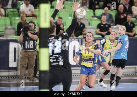 Ljubljana, Slovénie. 5 octobre 2024. Tina Abdula (2e l) de Storhamar Handball Elite tire sur le but lors du match en phase de groupes entre Krim Mercator Ljubljana de Slovénie et Storhamar Handball Elite de Norvège à la Ligue des champions féminine EHF 2024/2025 à Ljubljana, Slovénie, Oct. 5, 2024. Crédit : Zeljko Stevanic/Xinhua/Alamy Live News Banque D'Images