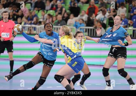 Ljubljana, Slovénie. 5 octobre 2024. Grace Zaadi Deuna (1ère l) de Krim Mercator Ljubljana concourt avec Ane Cecilie Hogseth (2ème l) de Storhamar Handball Elite lors du match en phase de groupes entre Krim Mercator Ljubljana de Slovénie et Storhamar Handball Elite de Norvège à la Ligue des champions féminine EHF 2024/2025 à Ljubljana, Slovénie, Oct. 5, 2024. Crédit : Zeljko Stevanic/Xinhua/Alamy Live News Banque D'Images