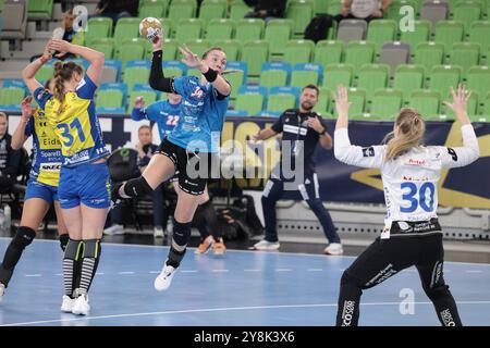 Ljubljana, Slovénie. 5 octobre 2024. Tatjana Brnovic (2e R) de Krim Mercator Ljubljana tire sur le but lors du match en phase de groupes entre Krim Mercator Ljubljana de Slovénie et Storhamar Handball Elite de Norvège à la Ligue des champions féminine EHF 2024/2025 à Ljubljana, Slovénie, 5 octobre 2024. Crédit : Zeljko Stevanic/Xinhua/Alamy Live News Banque D'Images