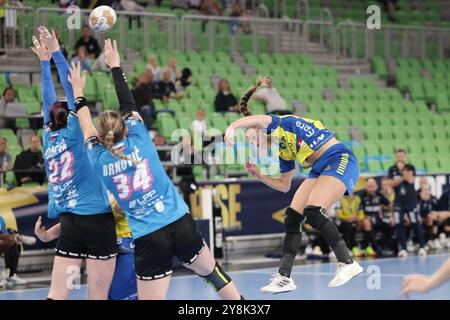 Ljubljana, Slovénie. 5 octobre 2024. Mathilde Rivas Toft (R) de Storhamar Handball Elite tire sur le but lors du match de la phase de groupes entre Krim Mercator Ljubljana de Slovénie et Storhamar Handball Elite de Norvège à la Ligue des champions féminine EHF 2024/2025 à Ljubljana, Slovénie, Oct. 5, 2024. Crédit : Zeljko Stevanic/Xinhua/Alamy Live News Banque D'Images