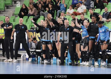 Ljubljana, Slovénie. 5 octobre 2024. Les joueurs et les entraîneurs de Krim Mercator Ljubljana célèbrent le but lors du match en phase de groupes entre Krim Mercator Ljubljana de Slovénie et Storhamar Handball Elite de Norvège à la Ligue des champions féminine EHF 2024/2025 à Ljubljana, Slovénie, 5 octobre 2024. Crédit : Zeljko Stevanic/Xinhua/Alamy Live News Banque D'Images