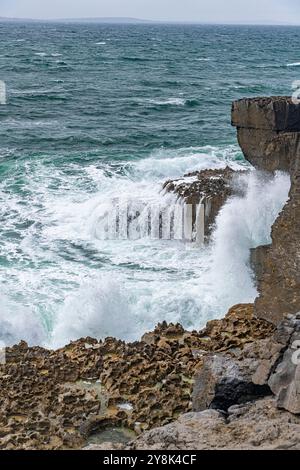 Les vagues de l'océan Atlantique s'écrasent contre les falaises de Ballyryan Banque D'Images