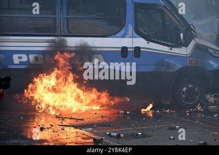 (241006) -- ROME, 6 octobre 2024 (Xinhua) -- des flammes sont vues dans un affrontement entre des manifestants et la police lors d'une manifestation pro-palestinienne à Rome, Italie, 5 octobre 2024. Plusieurs milliers de manifestants pro-palestiniens se sont rassemblés samedi à Rome, appelant à la fin immédiate des combats et à un cessez-le-feu. Dans l'après-midi, des affrontements ont éclaté entre certains manifestants et la police alors que les manifestants tentaient de déplacer le rassemblement plus près du centre-ville et au-delà du cordon de police. Quelque 30 agents des forces de l'ordre et trois manifestants ont été blessés dans les affrontements, ont rapporté les médias locaux, citant cela Banque D'Images