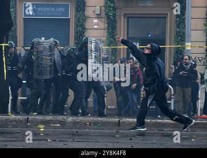 (241006) -- ROME, 6 octobre 2024 (Xinhua) -- Un manifestant réagit dans un affrontement avec la police lors d'une manifestation pro-palestinienne à Rome, Italie, 5 octobre 2024. Plusieurs milliers de manifestants pro-palestiniens se sont rassemblés samedi à Rome, appelant à la fin immédiate des combats et à un cessez-le-feu. Dans l'après-midi, des affrontements ont éclaté entre certains manifestants et la police alors que les manifestants tentaient de déplacer le rassemblement plus près du centre-ville et au-delà du cordon de police. Quelque 30 agents des forces de l'ordre et trois manifestants ont été blessés dans les affrontements, ont rapporté les médias locaux, citant des sources de l'Inter Banque D'Images