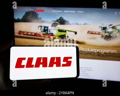 Allemagne. 02 août 2024. Sur cette photo, une personne tient un smartphone avec le logo de la société allemande de machines agricoles Claas KGaA mbH en face du site. Crédit : SOPA images Limited/Alamy Live News Banque D'Images