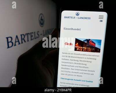 Allemagne. 02 août 2024. Dans cette illustration photo, une personne tient un téléphone portable avec le site de la société Bartels-Langness Handelsgesellschaft mbH Co. KG avec logo. Crédit : SOPA images Limited/Alamy Live News Banque D'Images