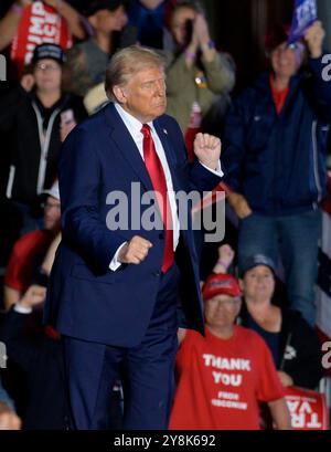 Bulter, États-Unis. 05 octobre 2024. L’ancien président Donald Trump danse vers la fin de son rassemblement au Butler Farm Show Grounds le samedi 5 octobre 2024 à Butler en Pennsylvanie. Photo par Archie Carpenter/UPI. Crédit : UPI/Alamy Live News Banque D'Images