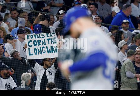 Bronx, États-Unis. 05 octobre 2024. Les fans brandissent des pancartes alors que Lucas Erceg, Royals de Kansas City, se tient sur le monticule en 7e manche contre les Yankees de New York dans le match un des ALDS contre les Yankees de New York au Yankee Stadium le samedi 5 octobre 2024 à New York City. Les Yankees battent les Royals 6-5 et mènent le meilleur de la série 5 1-0. Photo de John Angelillo/UPI crédit : UPI/Alamy Live News Banque D'Images