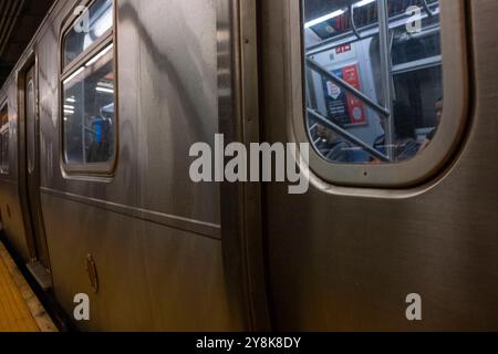 NEW YORK, NEW YORK, États-Unis – 20 AOÛT 2024 : un train de métro de New York arrive dans une station. Banque D'Images