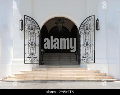 L'entrée principale de l'élégance bâtiment blanc. Étapes pour ouvrir la porte en fer forgé. Banque D'Images