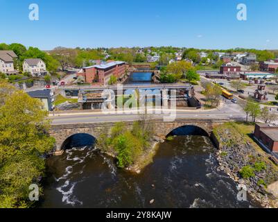 Main Street Bridge et Woonsocket Falls Dam sur Blackstone River vue aérienne dans le centre-ville de Woonsocket, Rhode Island RI, États-Unis. Banque D'Images