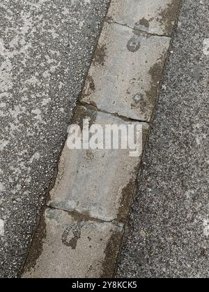 Pas mouillés sur béton : traces de vie. Après la pluie. Banque D'Images