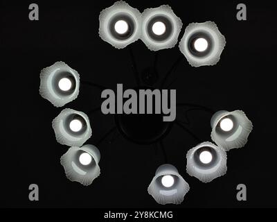 Alien invasion concept : neuf ampoules sur fond sombre Banque D'Images