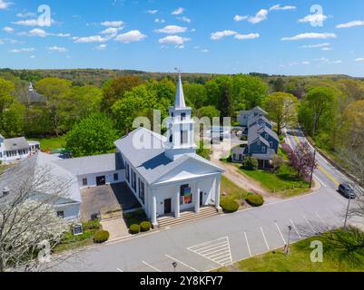 Église congrégationaliste vue aérienne sur Village Green dans le village historique de Slatersville, ville de North Smithfield, Rhode Island RI, États-Unis. Banque D'Images