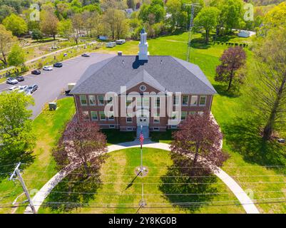 Vue aérienne de l'hôtel de ville de North Smithfield au 83 Greene Street dans le village historique de Slatersville, ville de North Smithfield, Rhode Island RI, États-Unis. Banque D'Images