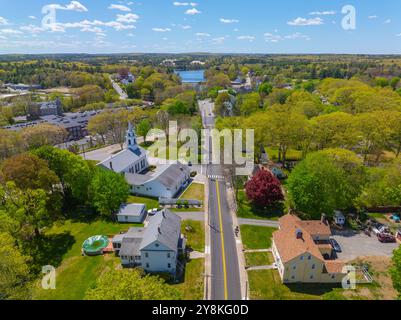 Église congrégationaliste vue aérienne sur Village Green dans le village historique de Slatersville, ville de North Smithfield, Rhode Island RI, États-Unis. Banque D'Images