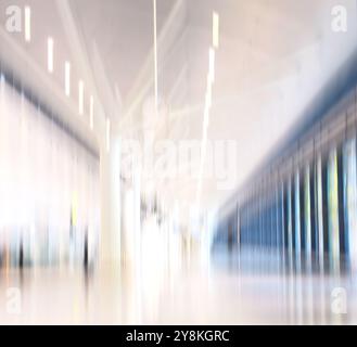 Flou de mouvement, texture et aéroport comme arrière-plan ou papier peint avec des gens dans le hall du bâtiment. Effet visuel, abstrait et voyageant dans le terminal occupé, int Banque D'Images