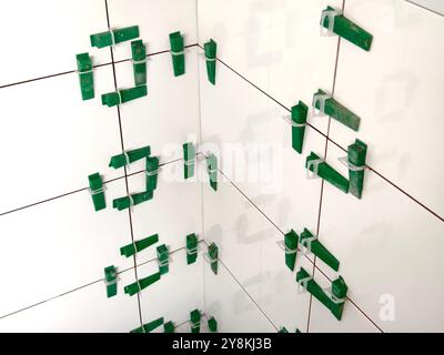 Tuile dans un petit espace mesurant et marquant une tuile. Banque D'Images