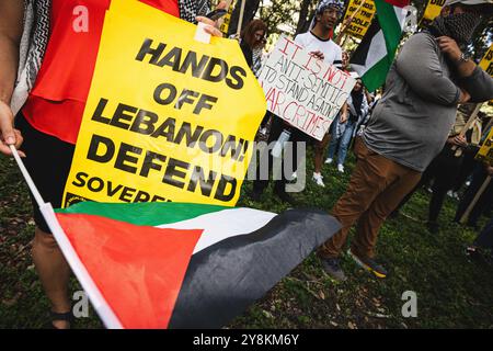 Tampa, Floride, États-Unis. 5 octobre 2024. Une coalition d'activistes pro-palestiniens et de groupes révolutionnaires s'est ralliée, a défilé et a manifesté dans le centre-ville de Tampa pour attirer l'attention sur le meurtre de plus de 42 000 Palestiniens par les Forces de défense israéliennes deux jours avant l'anniversaire des attaques du 7 octobre en Israël qui ont tué plus de 1 200 personnes. (Crédit image : © Dave Decker/ZUMA Press Wire) USAGE ÉDITORIAL SEULEMENT! Non destiné à UN USAGE commercial ! Crédit : ZUMA Press, Inc/Alamy Live News Banque D'Images