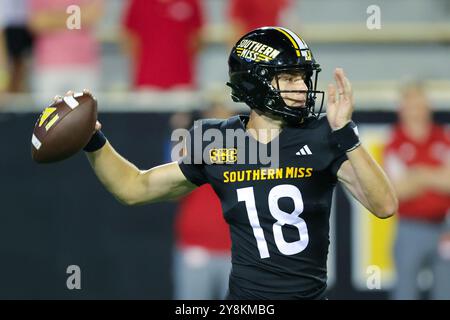 5 octobre 2021 : le quarterback de Southern Miss Golden Eagles Tate Rodemaker (18 ans) passe lors d'un match de football universitaire entre l'Université de Louisiane RaginÕ Cajuns et les Southern Miss Golden Eagles au M.M. Roberts Stadium à Hattiesburg, Mississippi. Bobby McDuffie/CSM Banque D'Images