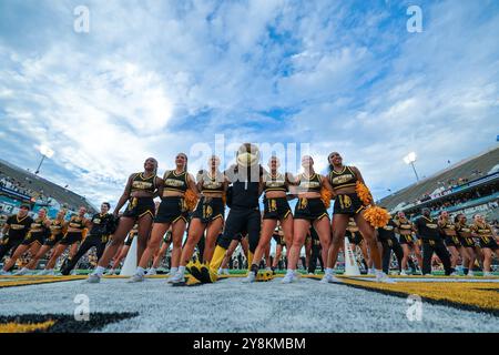 5 octobre 2021 : Seymour, mascotte de Southern Miss, avec les cheerleaders battent la foule avant un match de football universitaire entre l'Université de Louisiane RaginÕ Cajuns et les Southern Miss Golden Eagles au M.M. Roberts Stadium à Hattiesburg, Mississippi. Bobby McDuffie/CSM Banque D'Images